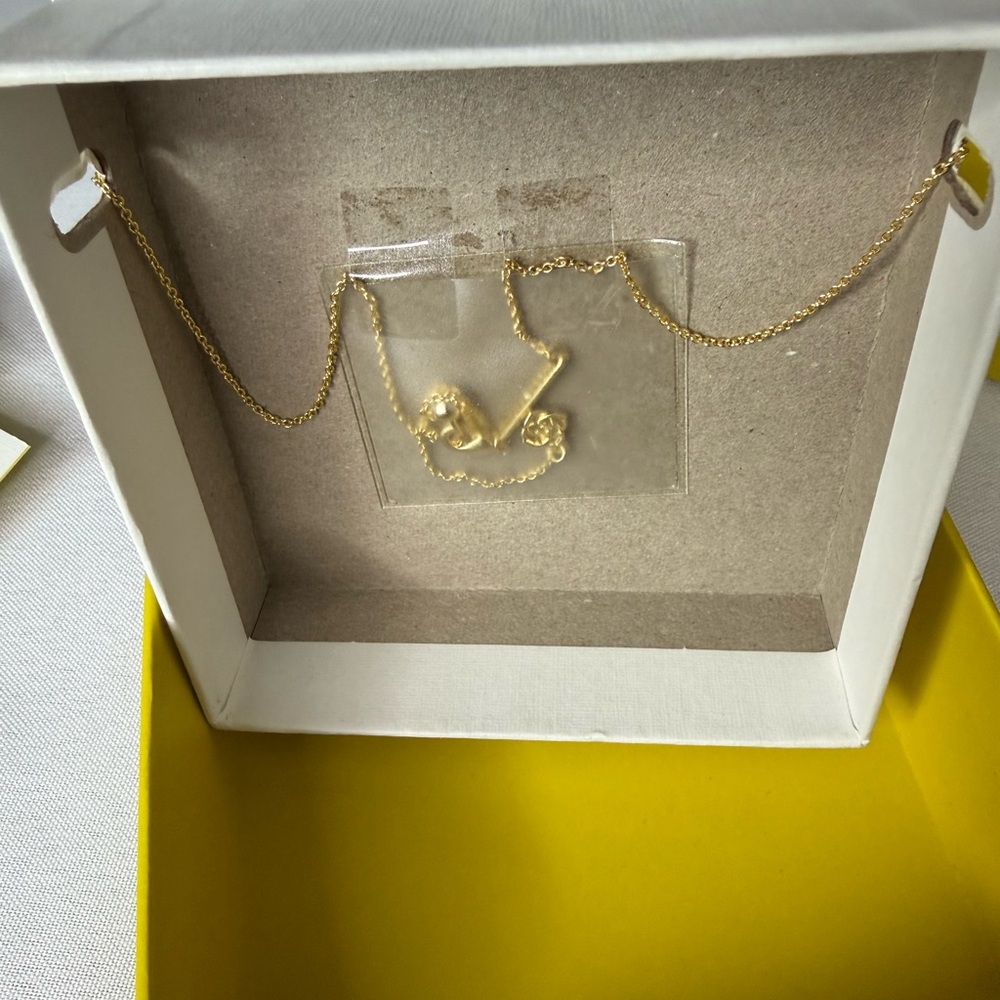 Kendra Scott Gold Necklace w/ Colored Stone Accented Crystal Frame “Eva Framed” - Picture 5 of 7